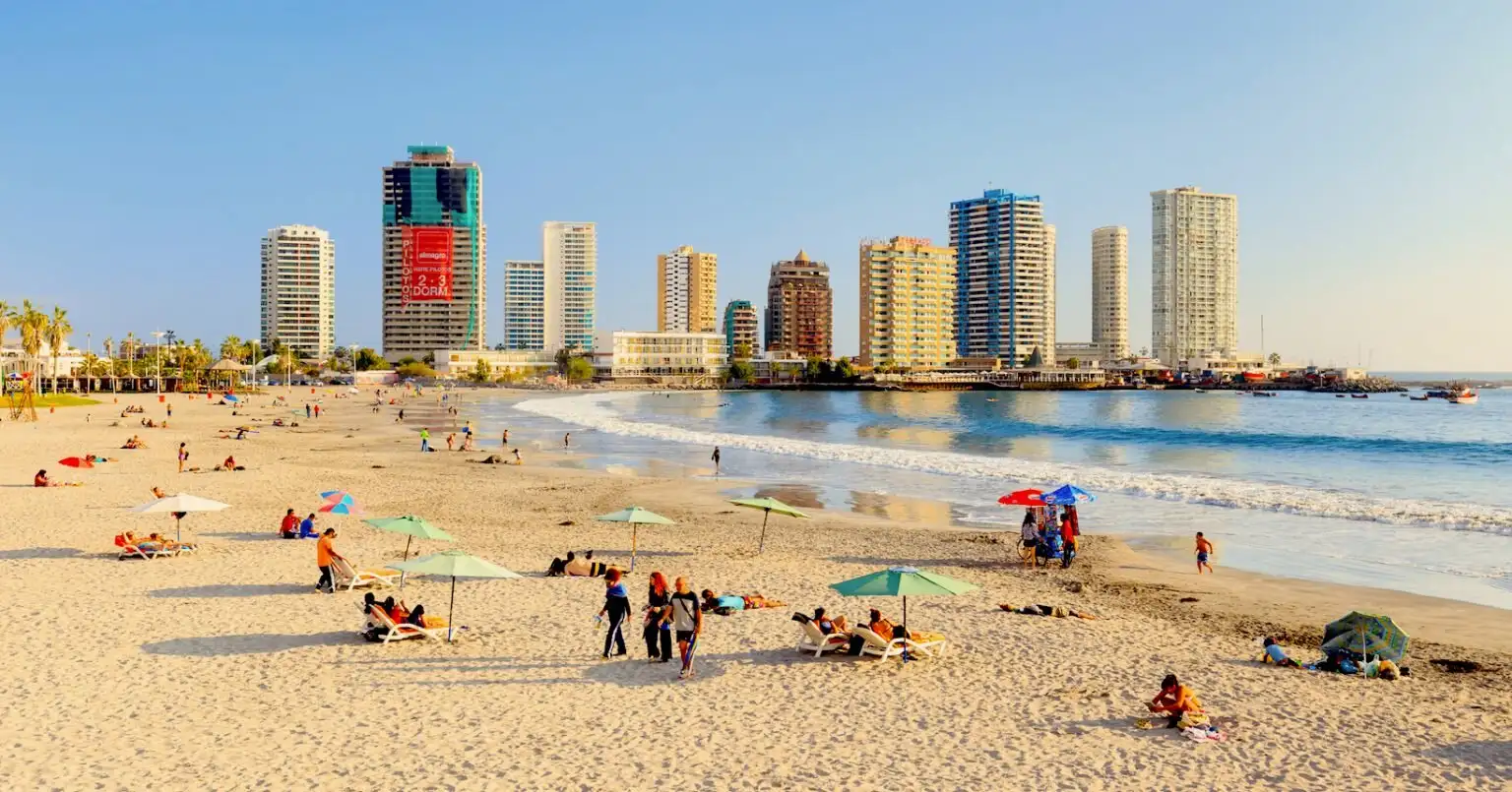 Chile proíbe fumar e jogar bitucas de cigarro em praias, rios e lagos, multa até 1.200 reais