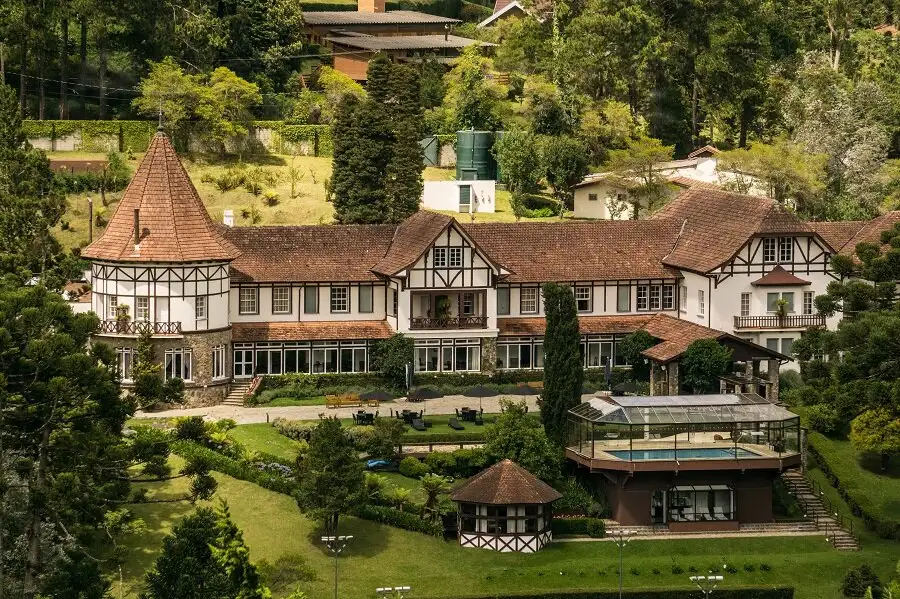 Hotel Vila Inglesa, de Campos do Jordão (SP), é atração obrigatória para turistas fãs de futebol