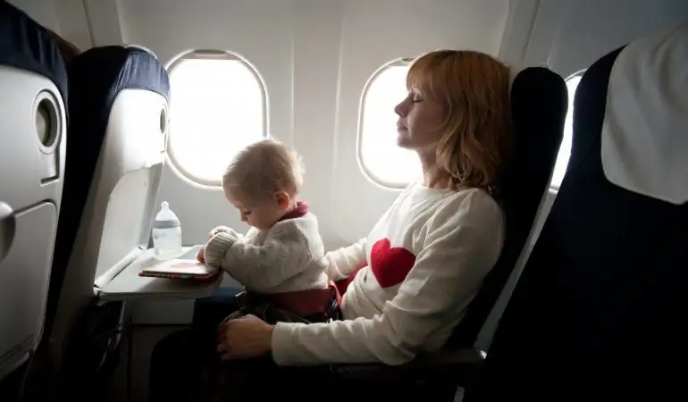 Como acalmar o seu bebê durante uma viagem de avião