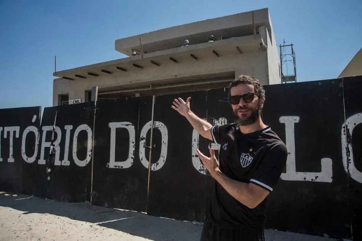 Daniel de Oliveira vira guia de turismo e exibe bar temático do Galo; veja